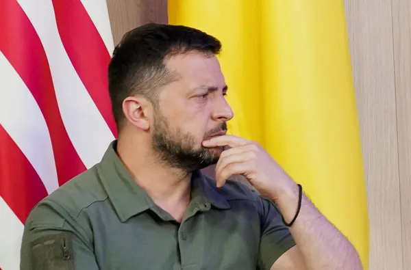 ukrayna-devlet-baskani-volodimir-zelenskiynin-yalniz-pozunun-perde-arkasi-ukrayna-cephesi-bastirdi-nato-rest-c-1689233001468.jpg Ukrayna Devlet Başkanı Volodimir Zelenskiy'nin 'yalnız' pozunun perde arkası: Ukrayna cephesi bastırdı NATO rest çekti-8