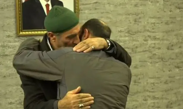 Evlat nöbetinden sevindiren haber! HDP önünde eylem yapan bir aile daha evladına kavuştu-4