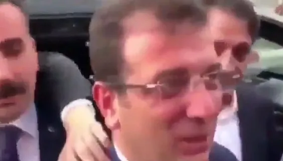 Ekrem İmamoğlu’nun konuşmasına izin vermeyen el sosyal medyayı salladı