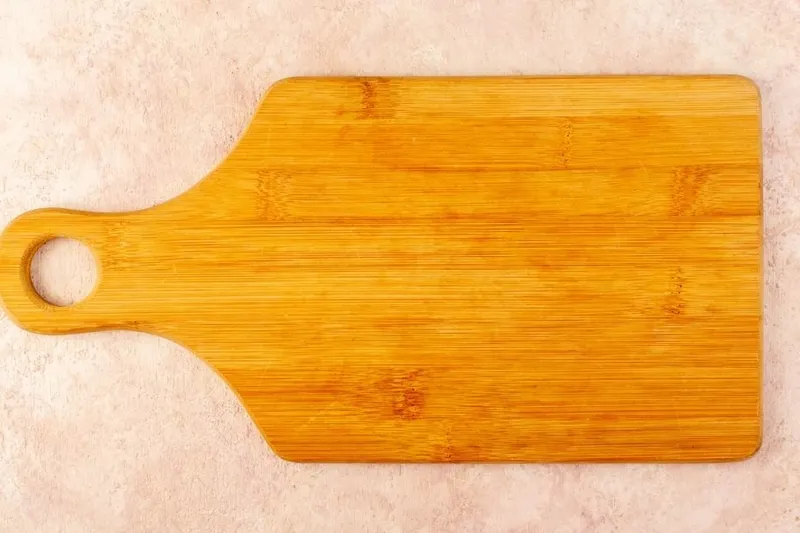 1711124145823.jpg 40 yıllık ev hanımları bile bu sırrı bilmiyor! Kesme tahtasındaki delik bakın ne işe yarıyor-2