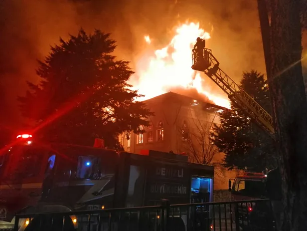 Denizli'nin Çal ilçesinde tarihi okul cayır cayır yandı!-3