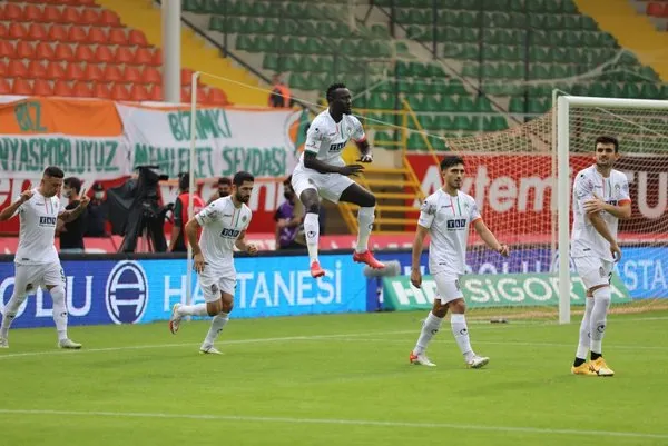 alanyaspor-goztepe-ile-2-2-berabere-kaldi-1635694804699.jpg