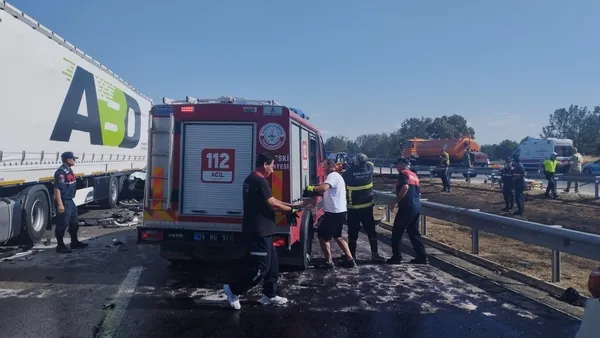 Son dakika: Edirne-İstanbul TEM Otoyolu'nda katliam gibi kaza: 2 ölü 35 yaralı!-3