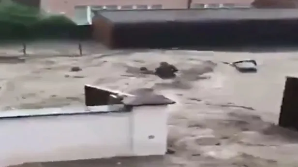 avusturyada-sele-kapilan-turk-cift-salih-ve-ayse-karaaslani-avusturyali-komsulari-alexander-eisenmann-kurtardi-1626635817389.jpg Avusturya’da sele kapılan Türk çift Salih ve Ayşe Karaaslan'ı Avusturyalı komşuları Alexander Eisenmann kurtardı!-5