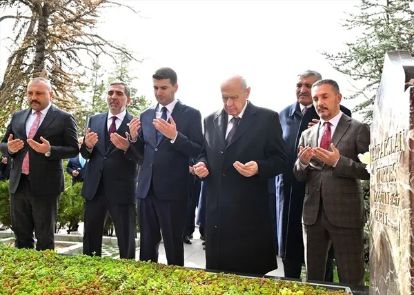 devlet-bahceliden-alparslan-turkesin-kabrine-ziyaret-1680600080565.jpg Devlet Bahçeli'den Alparslan Türkeş'in kabrine ziyaret!-2