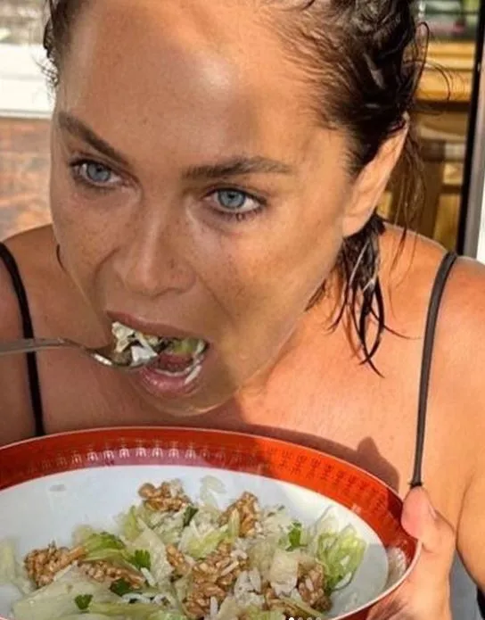 60-yasinda-53-kilo-olma-sirri-2-ayda-9-kilo-verdiren-hulya-avsar-diyeti-62-kiloyken-bu-listeyle-pat-diye-indi-1714142284441.jpg 62 kiloyken bu listeyle pat diye indi... 60 yaşında 53 kilo olma sırrı! 2 ayda 9 kilo verdiren Hülya Avşar diyeti!-8