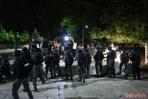Kudüs'te İsrail terörü! İsrail polisi Mescid-i Aksa’da namaz kılan cemaate saldırdı - 4