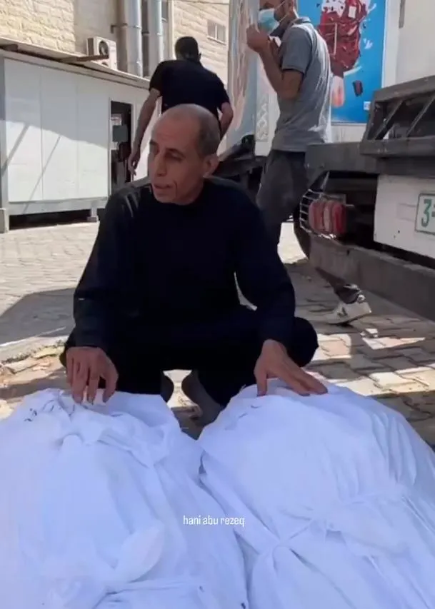 muhammed-durranin-babasi-cemal-durra-23-yil-sonra-yine-ayni-aciyi-yasadi-isgalci-israil-cemal-durranin-kardesl-1697408461954.jpeg Muhammed Durra'nın babası Cemal Durra 23 yıl sonra yine aynı acıyı yaşadı! İşgalci İsrail, Cemal Durra’nın kardeşlerini katletti-5