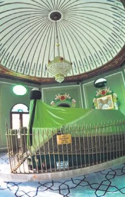 Çiçekleri ibadet ederken gördü