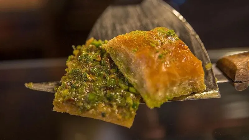 ev-baklavasi-nasil-yapilir-kiyir-kiyir-ev-baklavasi-tarifi-ve-malzemeleri-1712649259492.jpg Ev baklavası nasıl yapılır? Kıyır kıyır ev baklavası tarifi ve malzemeleri!-2