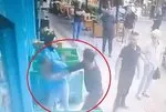 Eski sevgili dehşeti kamerada! Engellemek isteyen müşteriyi bıçakladı