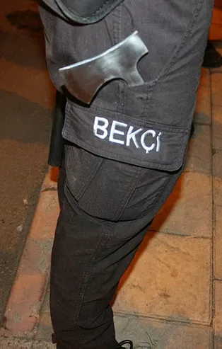 Adana'da baltalı yol verme kavgası! Bekçiler durdurdu