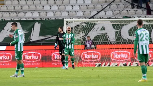 konyaspor-kotu-gidisati-durduramiyor-evinde-istanbulspora-yenildi-1675357086471.jpg Konyaspor kötü gidişatı durduramıyor: Evinde İstanbulspor'a yenildi-6