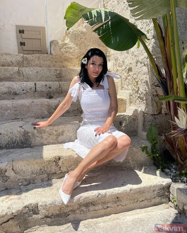 Aleyna Tilki’nin annesi Havva Öztel tatil paylaşımıyla tozu dumana kattı! Beyaz minisiyle taş merdivenlerde poz verdi ilgi odağı oldu - 9
