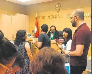 Etek boyuna tepki gösteren hakim görevden uzaklaştırıldı