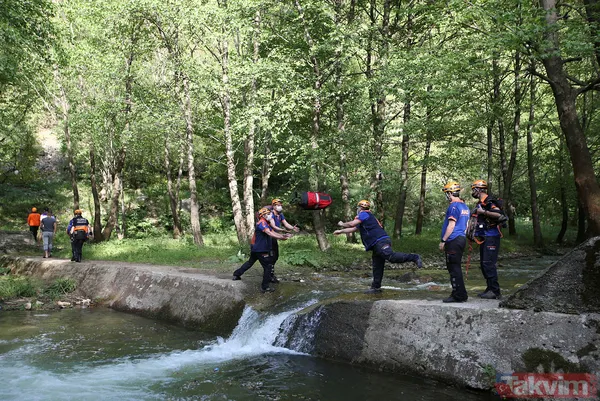 Bursa'da tam kapanma tedbirlerini delen genç, polisten kaçıp tırmandığı kayalıkta mahsur kaldı - 11