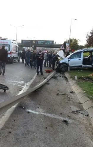 Ümraniye'de feci kaza: Hafif ticari araç takla attı 4 kişi yaralandı