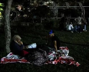 İstanbulda 5.8lik deprem sonrası milyonlar sokaklara akın etti! İşte İstanbuldan kareler...