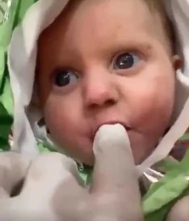 107 saat sonra enkazdan kurtarılmıştı! 2 aylık bebeğin yeni görüntüsü yüzleri güldürdü: Bakan Koca sağlık durumunu paylaştı-5