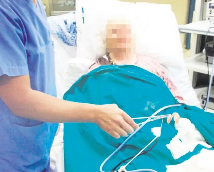 Uyurken boğazına dişi kaçtı