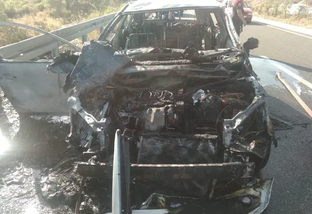 Muğla'da seyir halindeki otomobilde yangın-3