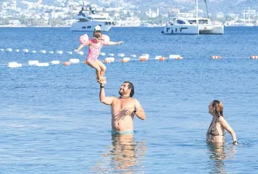 Özge Özder ve ailesi Bodrum’da mutluluk dolu tatil