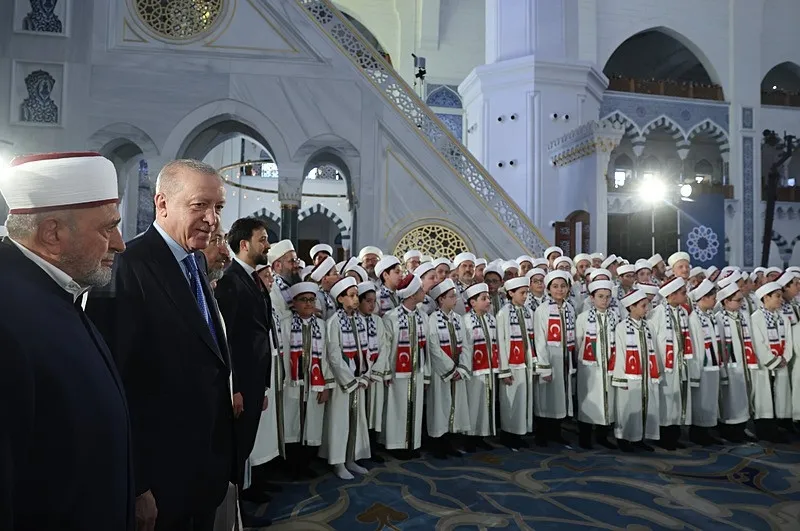 baskan-erdogan-camlica-camisinde-333-hafizin-hafizlik-icazet-merasimine-katildi-kuran-tilaveti-1777030318238.jpeg Başkan Erdoğan Çamlıca Camisi'nde 333 hafızın Hafızlık İcazet Merasimi'ne katıldı | Kur'an tilaveti-3