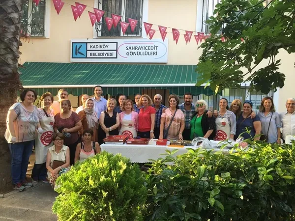 Kadıköy'de CHP'li kadından AK Parti'nin seçim bürosuna saldırı-1