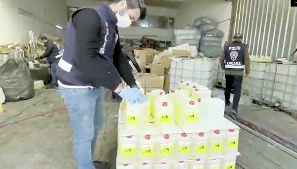 ankarada-66-ton-etil-alkol-ve-13-bin-litre-kacak-kolonya-ele-gecirildi-1604391938860.jpg