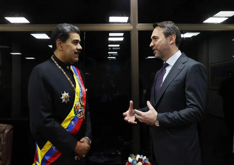 Enerji ve Tabii Kaynaklar Bakanı Alparslan Bayraktar, Venezuela Devlet Başkanı Maduro ile bir araya geldi