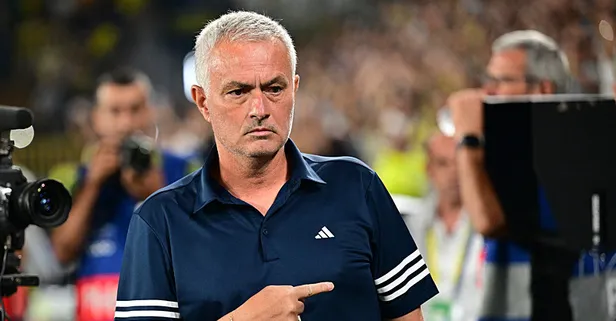 Jose Mourinho ilk yarı bitmeden soyunma odasına gitti
