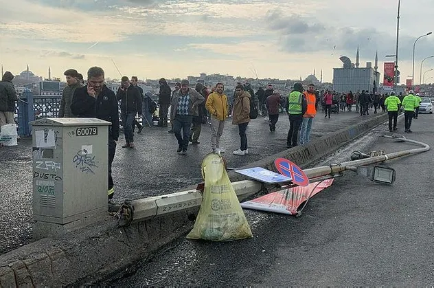 Galata Köprüsü'nde direk devrildi! Tramvay seferleri aksadı