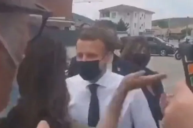 Emmanuel Macron'un tokat yediği anın farklı açıdan videosu ortaya çıktı