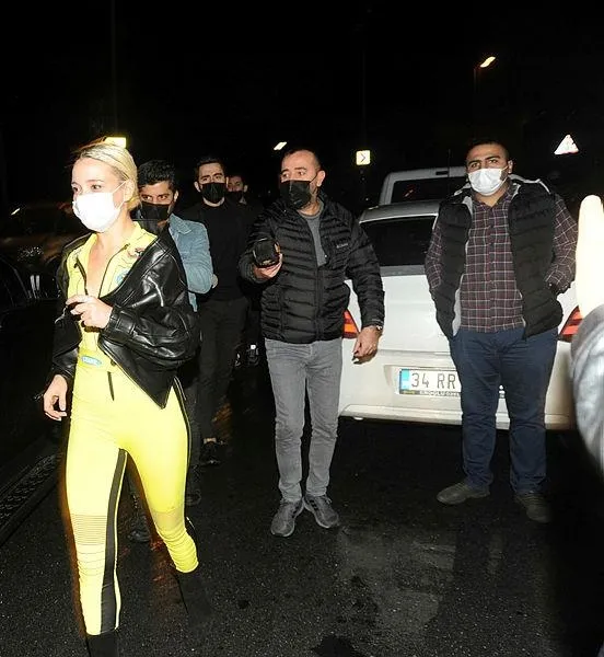 feryal-gulman-ve-kemal-gulmanin-oglu-aslan-gulmandan-skandal-cadilar-bayrami-icin-koronavirus-partisi-1604334250193.jpeg Feryal Gülman ve Kemal Gülman'ın oğlu Aslan Gülman’dan skandal! “Cadılar Bayramı” için koronavirüs partisi...-7