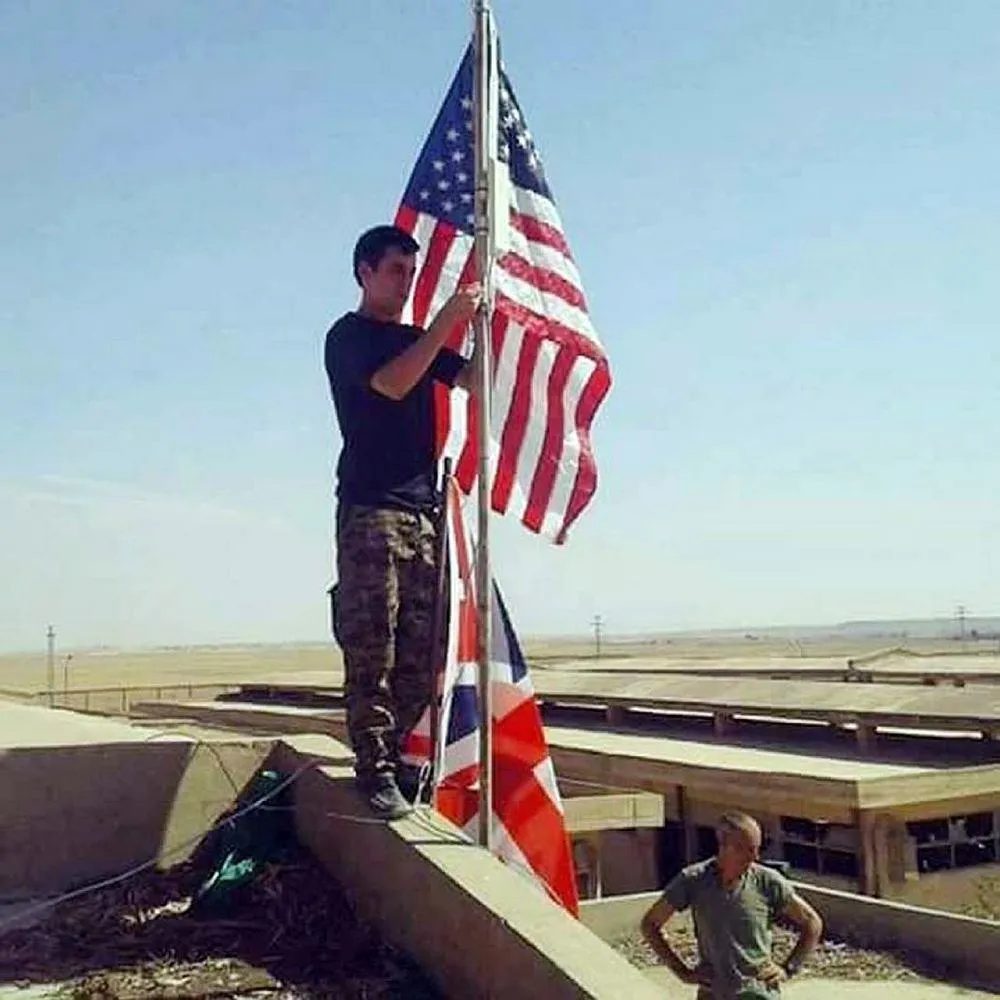 Telabyad'a ABD bayraklarının asılışı fotoğraflanmış-1