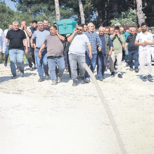 Cani babanın kurbanı olan küçük Poyraz, gözyaşlarıyla toprağa verildi: Annenin feryadı yürek dağladı!