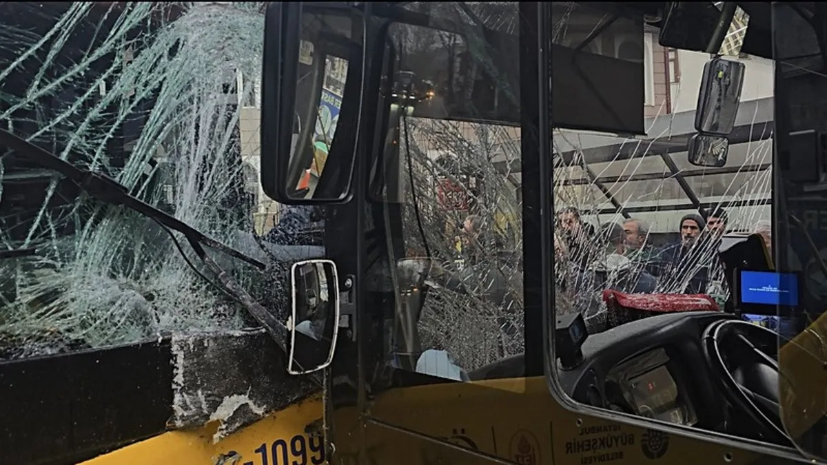 İETT güne 2 kazayla başladı: Arnavutköy'de ormanlık alana uçtu Beykoz'da iki otobüs kafa kafaya çarpıştı