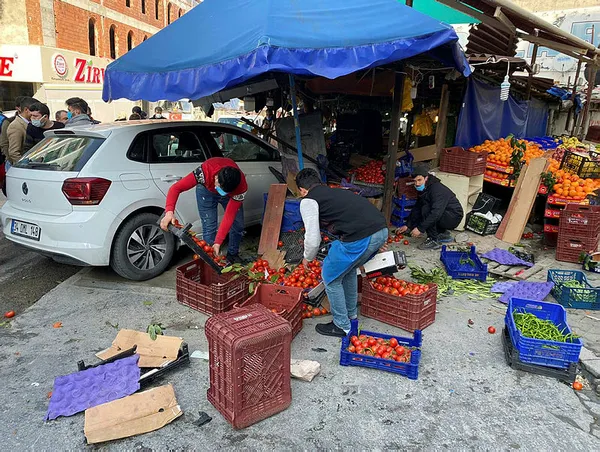 1617357004689.jpg İstanbul'da kontrolden çıkan araç 2 kadına çarpıp manava girdi - 1