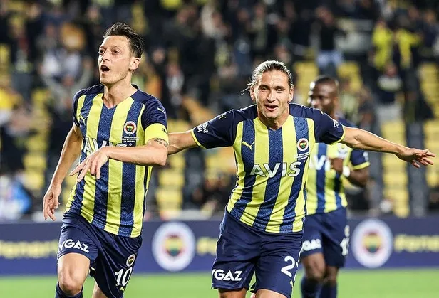 mesut-ozil-resitali-fenerbahce-2-1-giresunspor-mac-sonucu-1632424762786.jpeg