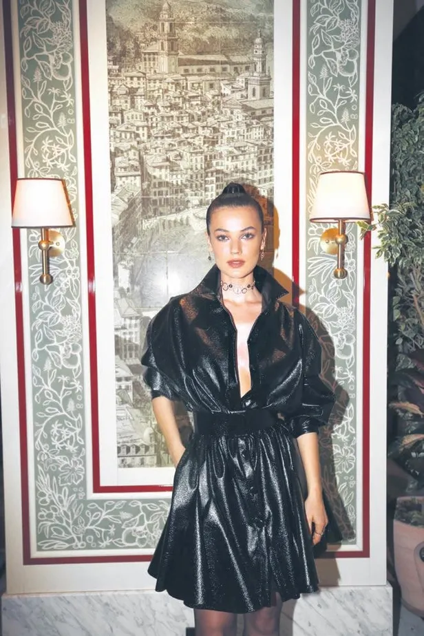 Güzel oyuncu Serenay Sarıkaya'nın kıyafeti baharı getirmiş dedirtti-2