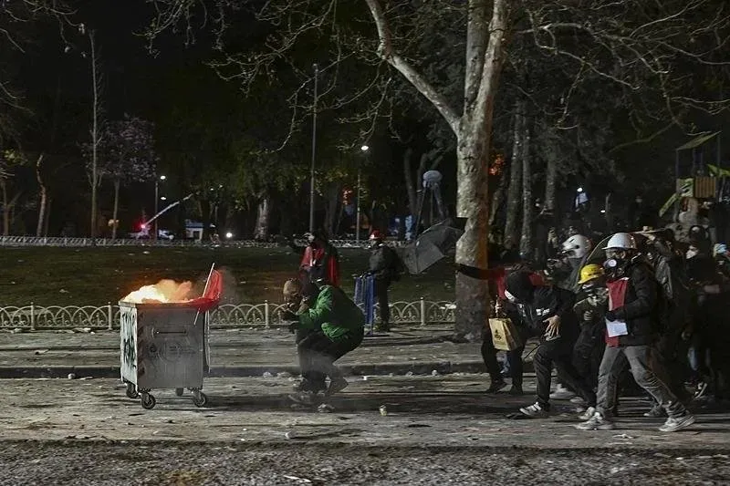 Saraçhane'de Ekrem İmamoğlu bahanesiyle polise saldıran vandallar (AA)