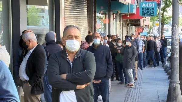 istanbul-esenlerde-ucuz-tatli-almak-isteyenler-erkenden-kuyruga-girdi-1620800568263.jpg İstanbul Esenler'de ucuz tatlı almak isteyenler erkenden kuyruğa girdi-6