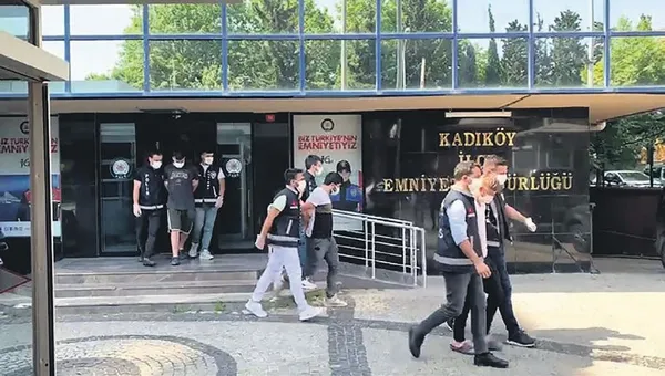 İstanbul Kadıköy'de bir grup önceki akşam eğlencenin dozunu kaçırdı! Kilise duvarında göbek attılar-6