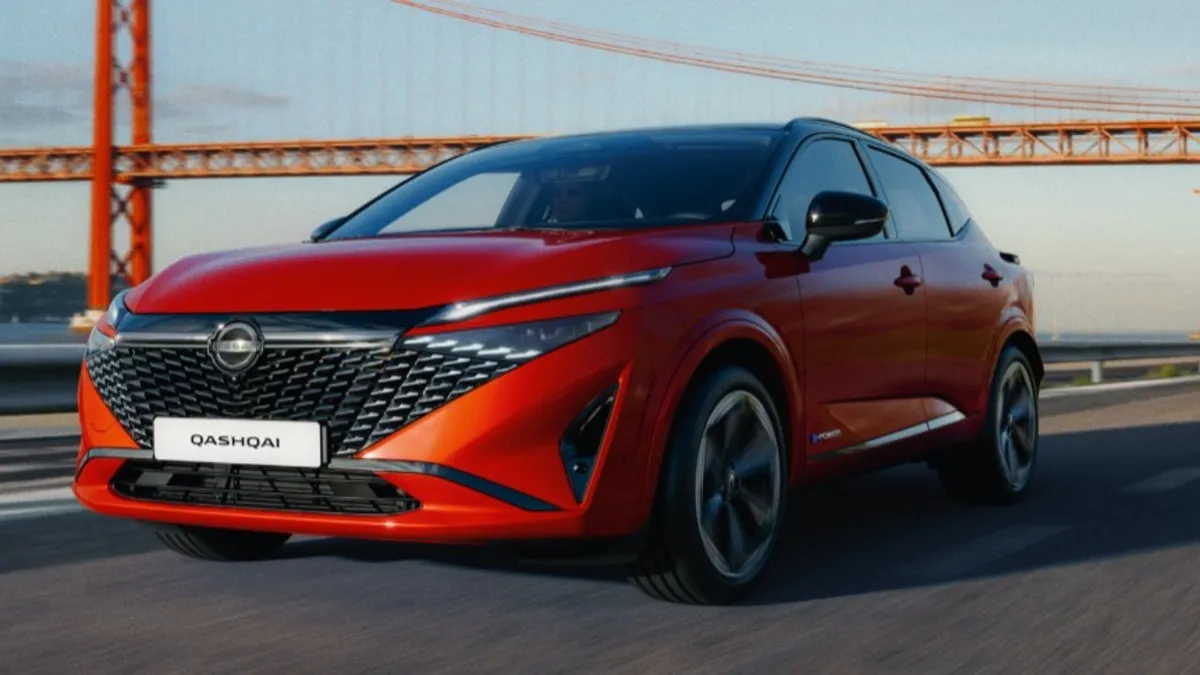 Otomotiv kampanyaları kapsamında Nissan ve Toyota modelleri bir oto galeri önünde sergileniyor
