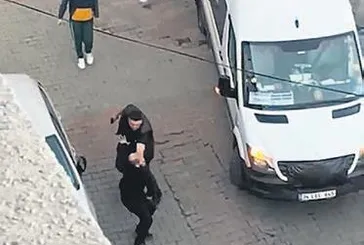 Kağıthane'de yol verme dehşeti! Servis şoförünü kuzenine vurdurdu