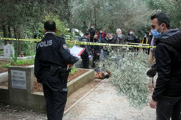 Adana'da şoke eden olay! 15 yıl önce ölen babasının mezarı başında ölü bulundu