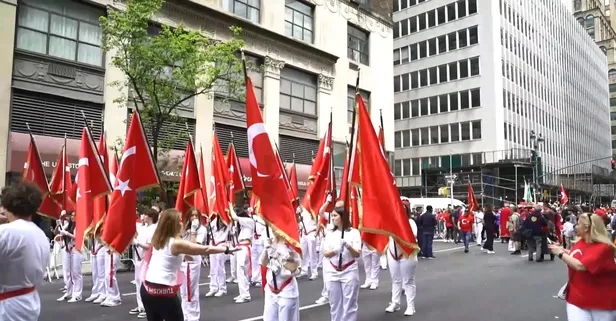ABD'de caddeler Türk bayraklarıyla donatıldı: Manhattan, Geleneksel Türk Günü Yürüyüşü şerefine kırmızı beyaza büründü