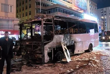 Turistleri taşıyan tur otobüsü yandı