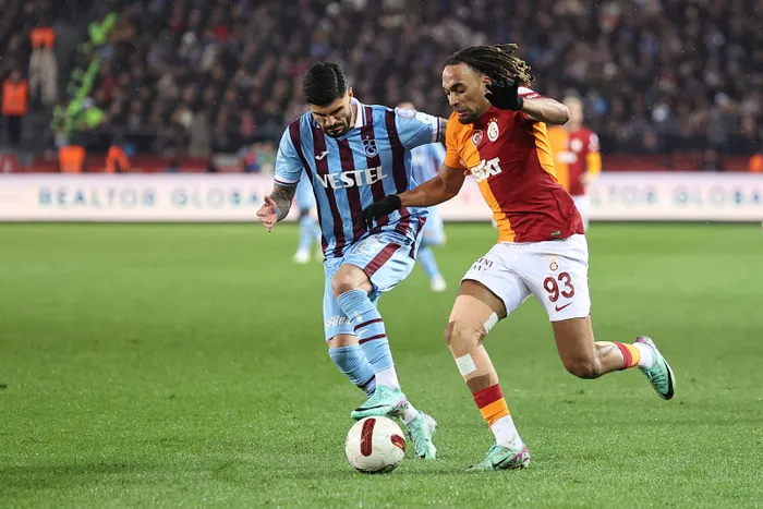 sacha-boey-neden-oynamiyor-gidiyor-mu-bayern-munihe-mi-transfer-oldu-galatasarayda-transfer-nasil-sekillenecek-1706259589703.jpg